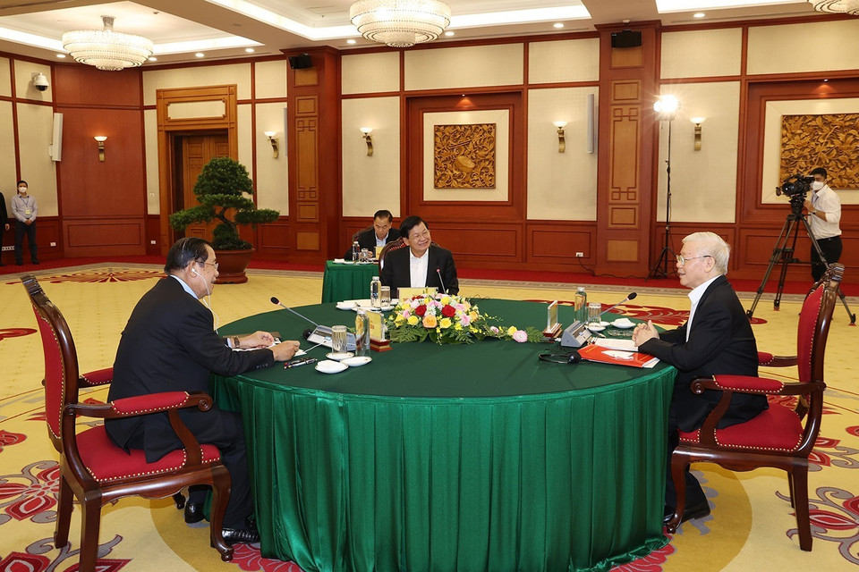 Ba nhà lãnh đạo Đảng của Việt Nam-Campuchia-Lào trao đổi về tình hình hợp tác trong thời gian qua; thảo luận về phương hướng hợp tác trong thời gian tới. (Ảnh: Trí Dũng/TTXVN)