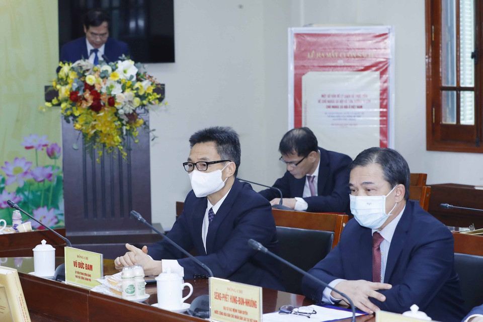 Phó Thủ tướng Vũ Đức Đam dự lễ ra mắt sách. (Ảnh: Phương Hoa/TTXVN)