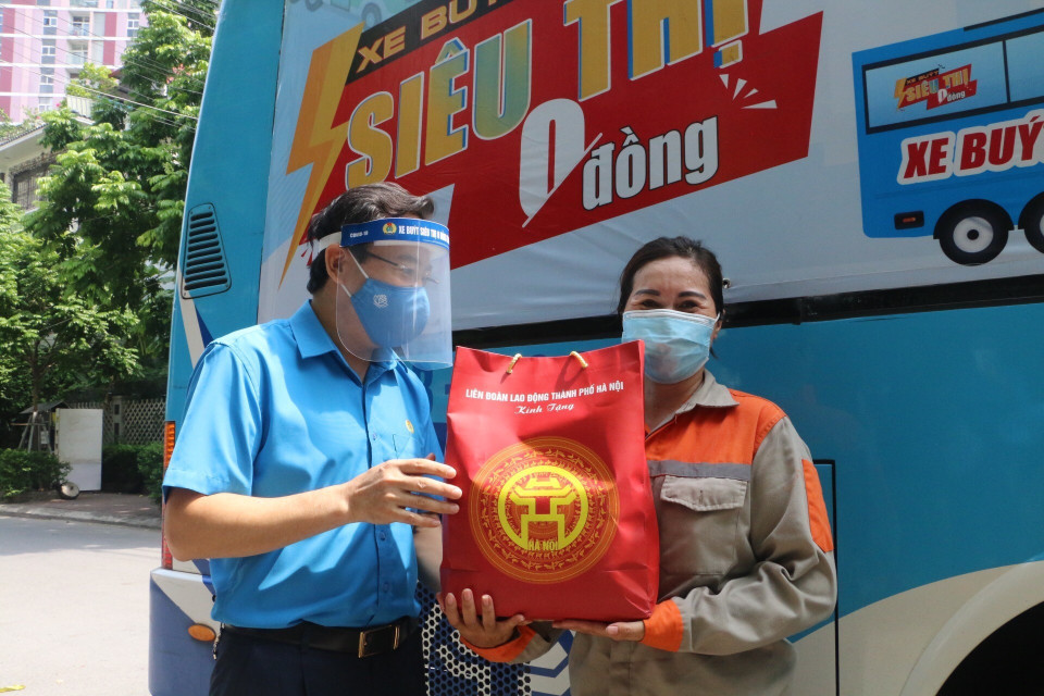 Lãnh đạo tổ chức Công đoàn Thủ đô trao quà hỗ trợ khó khăn cho người lao động Thủ đô khó khăn bởi dịch bệnh COVID-19. (Ảnh: TTXVN phát)