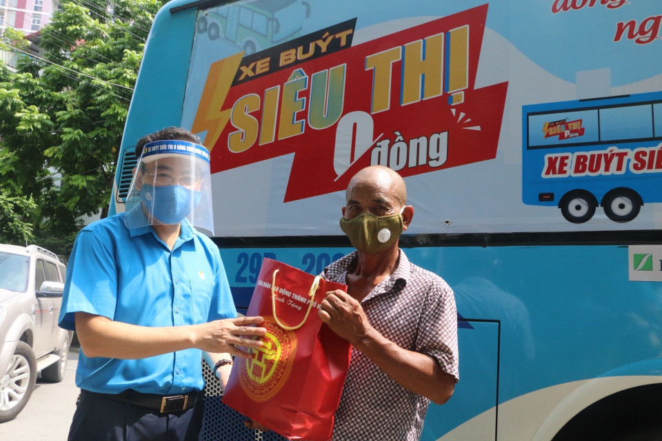 Lãnh đạo tổ chức Công đoàn Thủ đô trao quà hỗ trợ khó khăn cho người lao động quận Hà Đông. (Ảnh: TTXVN phát)