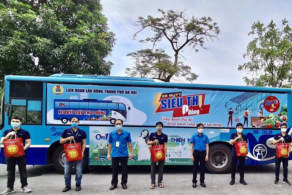 Lãnh đạo tổ chức Công đoàn Thủ đô trao quà hỗ trợ khó khăn cho công nhân lao động huyện Thanh Trì. (Ảnh: TTXVN phát)