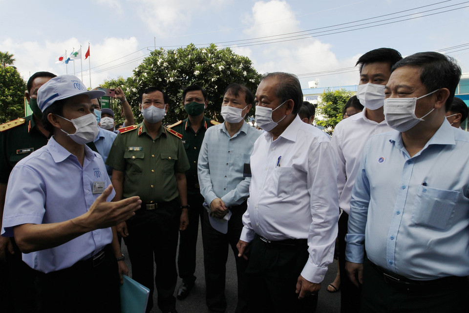 Phó Thủ tướng thường trực Chính phủ Trương Hòa Bình thăm và kiểm tra tình hình phòng, chống dịch bệnh tại Công ty trách nhiệm hữu hạn Mtex - doanh nghiệp 100% vốn Nhật Bản, chuyên sản xuất phụ tùng cơ khí ôtô. (Ảnh: Thanh Vũ/TTXVN)