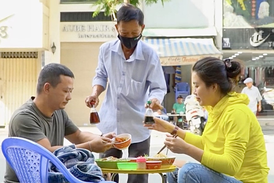 Thực khách ăn uống tại một quán hủ tiếu ở quận Phú Nhuận. (Ảnh: Hồng Giang/TTXVN)