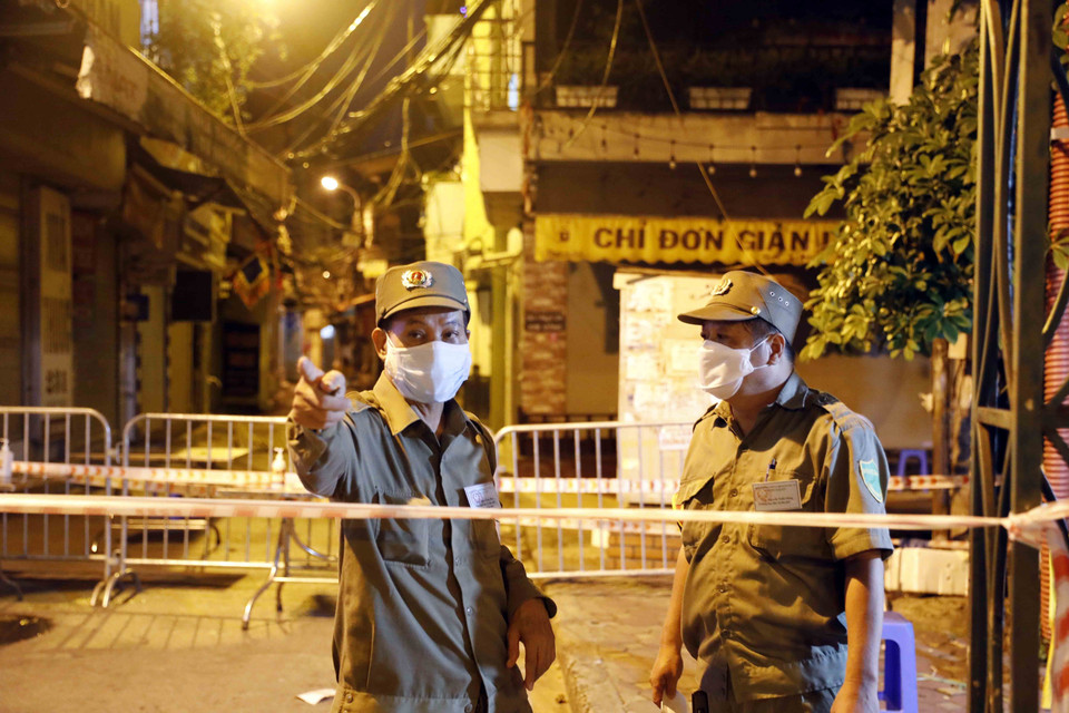 Lực lượng bảo vệ dân phố, những người đóng góp tích cực cùng các lực lượng vũ trang tại các khu cách ly. (Ảnh: Trần Việt/TTXVN)