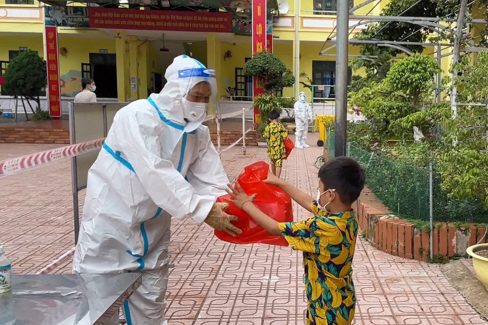 Việc tổ chức phát quà Tết Thiếu nhi 1/6 tại các Khu cách ly tập trung trên địa bàn huyện Nậm Pồ (tỉnh Điện Biên) được thực hiện tuân thủ nghiêm ngặt quy định về phòng, chống dịch COVID-19. (Ảnh: Xuân Tiến/TTXVN)