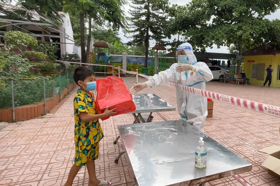 Các cháu đang thực hiện cách ly tại Khu cách ly tập trung Trường Phổ thông dân tộc bán trú Tiểu học xã Phìn Hồ (xã Phìn Hồ, huyện Nậm Pồ, tỉnh Điện Biên) nhận quà Tết Thiếu nhi 1/6. (Ảnh: Xuân Tiến/TTXVN)