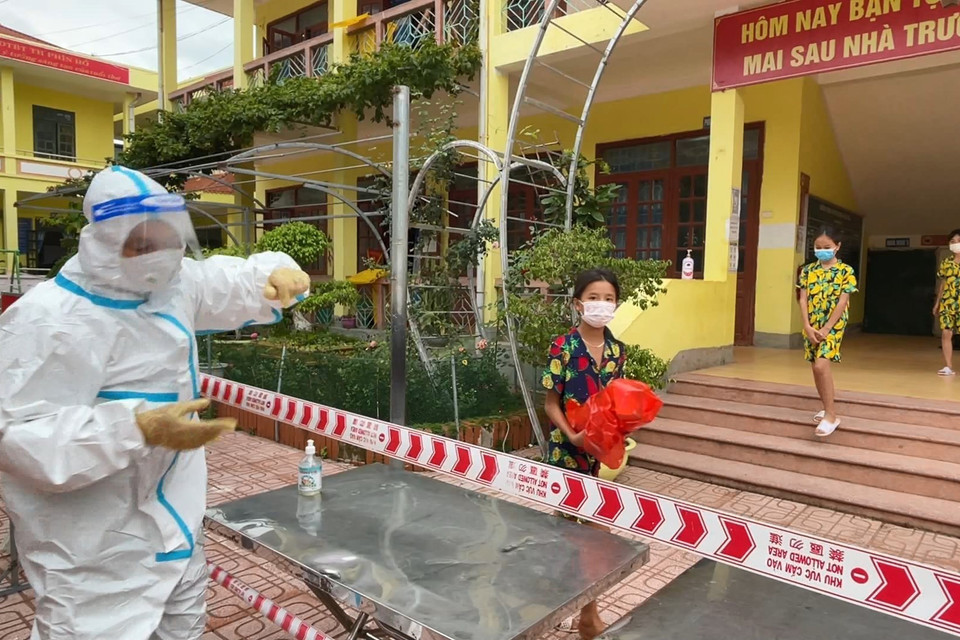 Các cháu trong các Khu cách ly y tế tập trung trên địa bàn huyện Nậm Pồ (tỉnh Điện Biên) khi nhận quà Tết Thiếu nhi 1/6 luôn đeo khẩu trang, giữ khoảng cách, đảm bảo phòng, chống dich COVID-19. (Ảnh: Xuân Tiến/TTXVN)