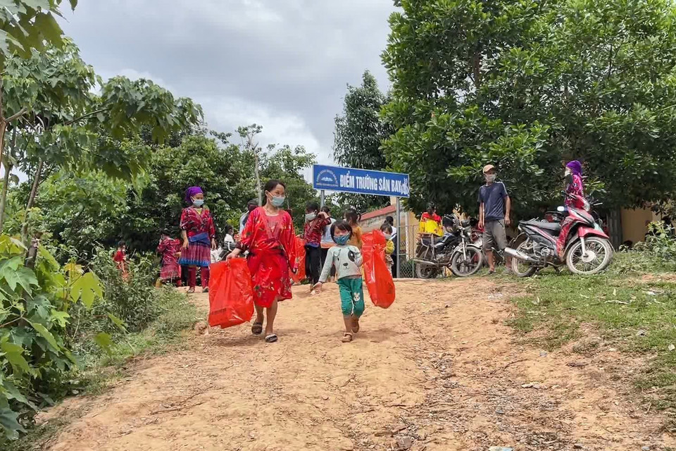 Dịp Tết Thiếu nhi 1/6, tại điểm trường Sân Bay (Trường Mầm non Si Pa Phìn, xã Si Pa Phìn, huyện Nậm Pồ, tỉnh Điện Biên) hơn 200 trẻ em trong bản và các bản lân cận đang thực hiện cách ly y tế trong cộng đồng cũng được nhận quà. (Ảnh: Xuân Tiến/TTXVN)