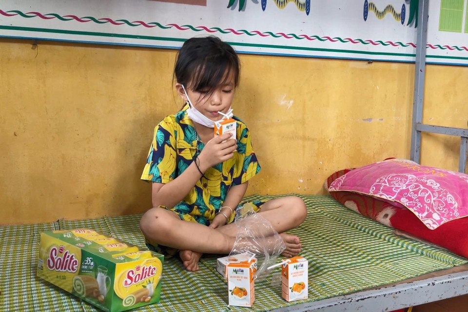 Học sinh đón Tết Thiếu nhi 1/6 trong Khu cách ly tập trung Trường Phổ thông dân tộc bán trú Tiểu học xã Phìn Hồ (xã Phìn Hồ, huyện Nậm Pồ, tỉnh Điện Biên). (Ảnh: Xuân Tiến/TTXVN)