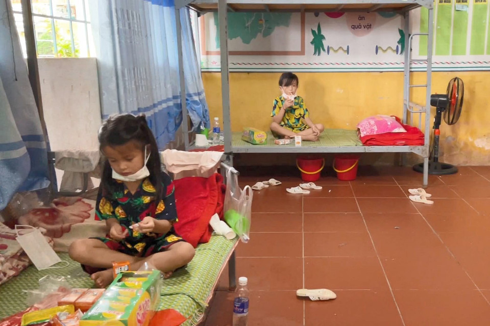 Các cháu học sinh đón Tết Thiếu nhi 1/6 trong Khu cách ly tập trung trên địa bàn huyện Nậm Pồ (tỉnh Điện Biên). (Ảnh: Xuân Tiến/TTXVN)