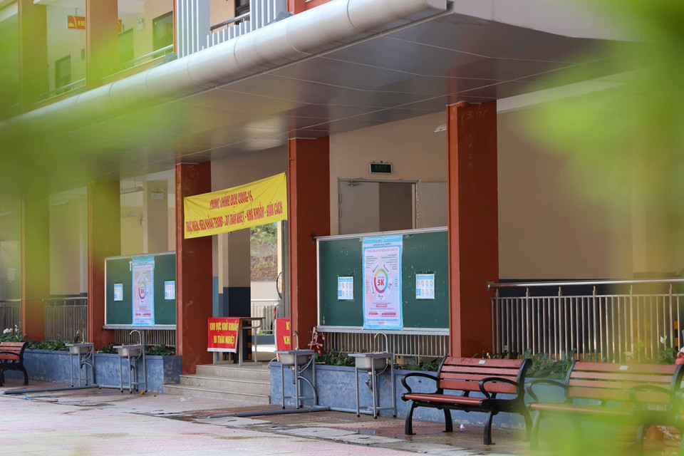 Khu vực rửa tay để học sinh trường THPT Trương Định, quận Hoàng Mai sử dụng khi đi học lại được lắp đặt thêm bảng thông điệp tuyên truyền về phòng, chống dịch COVID-19 (ảnh chụp sáng 5/12). (Ảnh: Thanh Tùng/TTXVN)