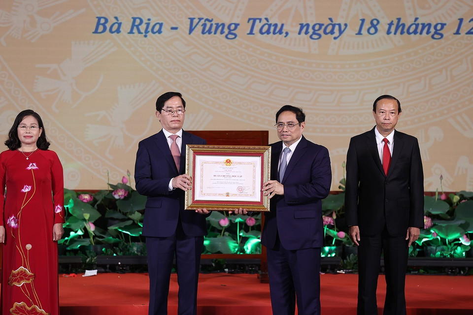 Thủ tướng Phạm Minh Chính trao Huân chương Độc lập hạng Nhất cho đại diện lãnh đạo tỉnh Bà Rịa-Vũng Tàu. (Ảnh: Dương Giang/TTXVN)