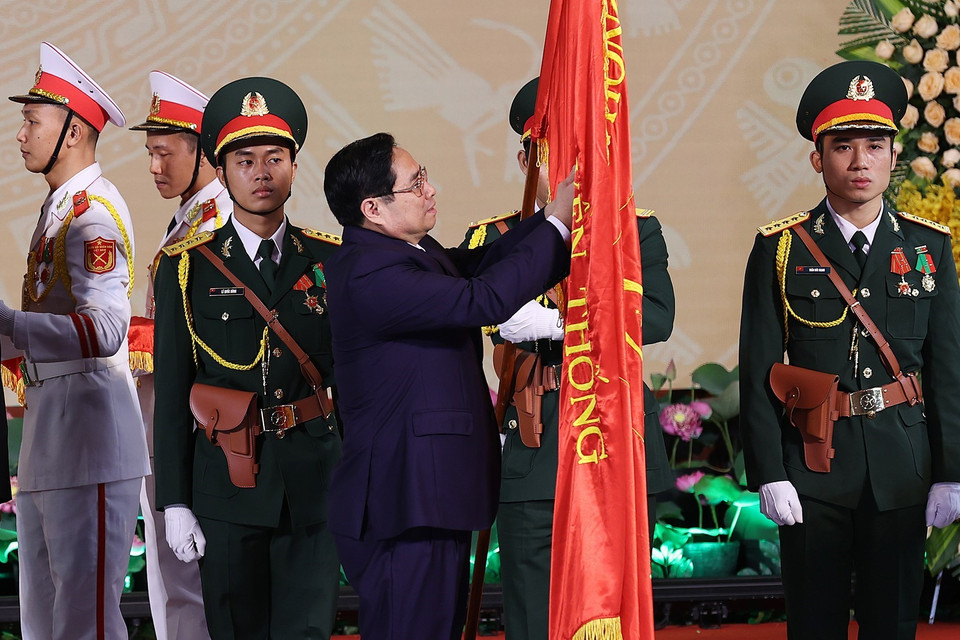 Thủ tướng Phạm Minh Chính gắn Huân chương Độc lập hạng Nhất lên cờ truyền thống của tỉnh Bà Rịa-Vũng Tàu. (Ảnh: Dương Giang/TTXVN)