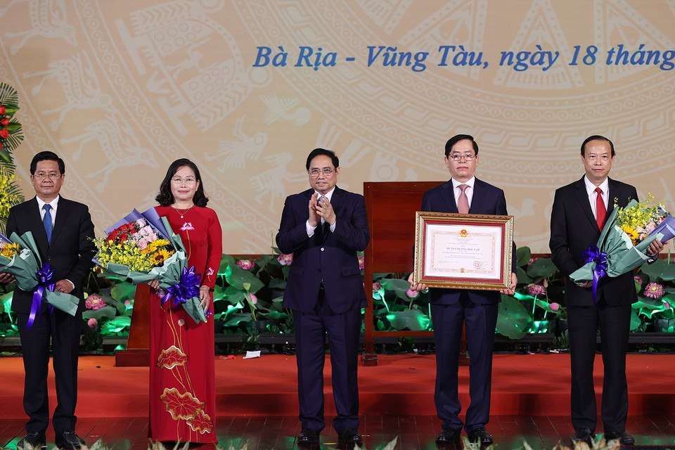Thủ tướng Phạm Minh Chính trao Huân chương Độc lập hạng Nhất cho đại diện lãnh đạo tỉnh Bà Rịa-Vũng Tàu. (Ảnh: Dương Giang/TTXVN)