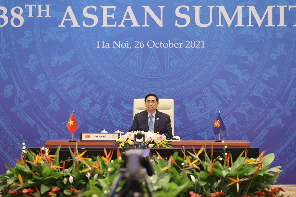 Nhận lời mời của Quốc vương Brunei Hassanal Bolkiah, Chủ tịch ASEAN 2021, sáng 26/10, Thủ tướng Chính phủ Phạm Minh Chính tham dự và phát biểu tại Hội nghị cấp cao ASEAN lần thứ 38 theo hình thức trực tuyến. (Ảnh: Dương Giang/TTXVN)