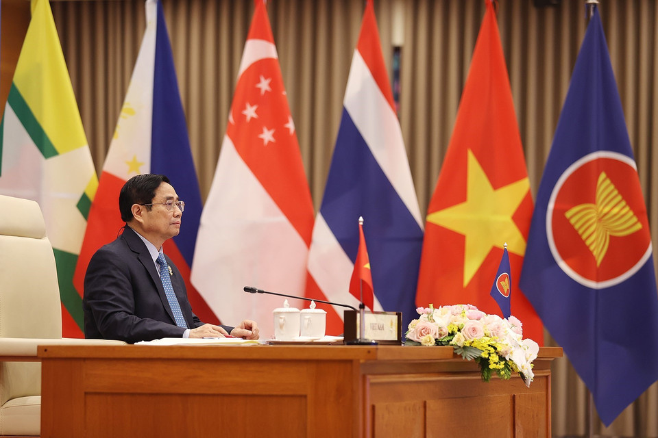Thủ tướng Phạm Minh Chính tham dự Hội nghị cấp cao ASEAN lần thứ 38 theo hình thức trực tuyến. (Ảnh: Dương Giang/TTXVN)
