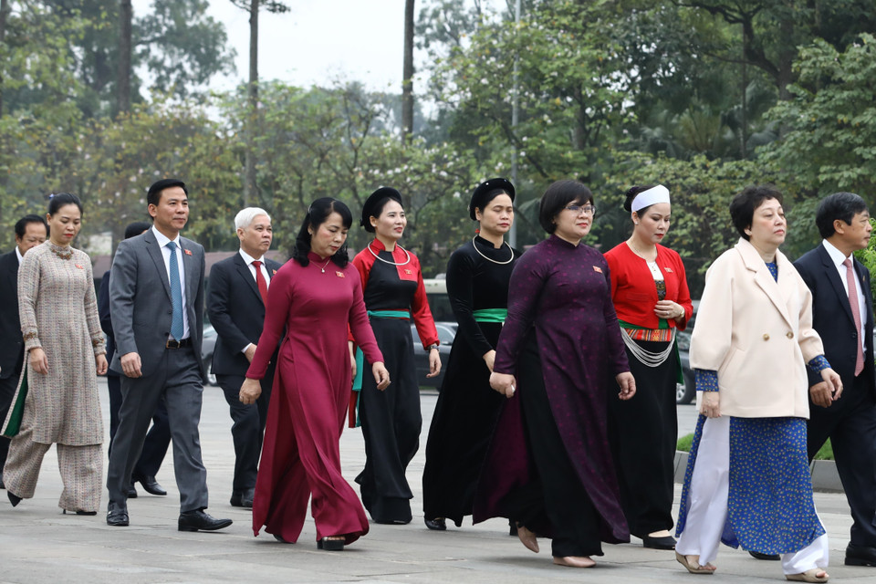 Các đại biểu Quốc hội trước giờ khai mạc kỳ họp lần thứ 11. (Ảnh: Văn Điệp/TTXVN)