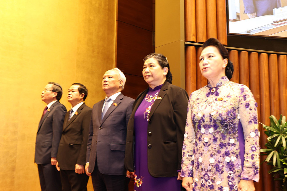 Chủ tịch Quốc hội Nguyễn Thị Kim Ngân và các Phó Chủ tịch Quốc hội chào cờ tại lễ khai mạc. (Ảnh: Trọng Đức/TTXVN)