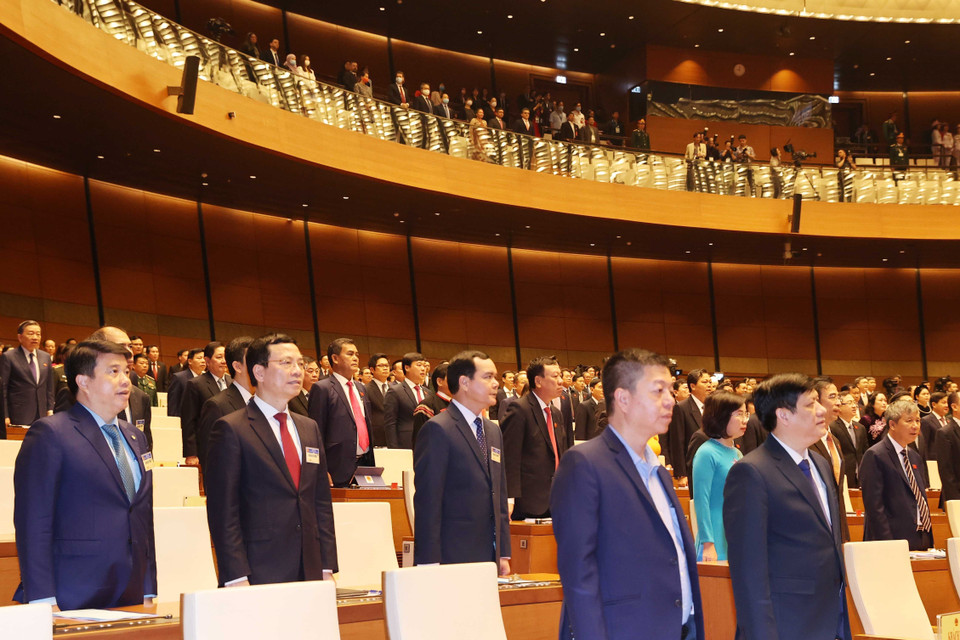 Các đại biểu Quốc hội chào cờ, khai mạc Kỳ họp thứ 11, Quốc hội khoá XIV. (Ảnh: Thống Nhất/TTXVN)