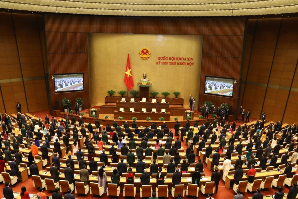 Toàn cảnh các đại biểu Quốc hội thực hiện nghi lễ chào cờ. (Ảnh: Văn Điệp/TTXVN)