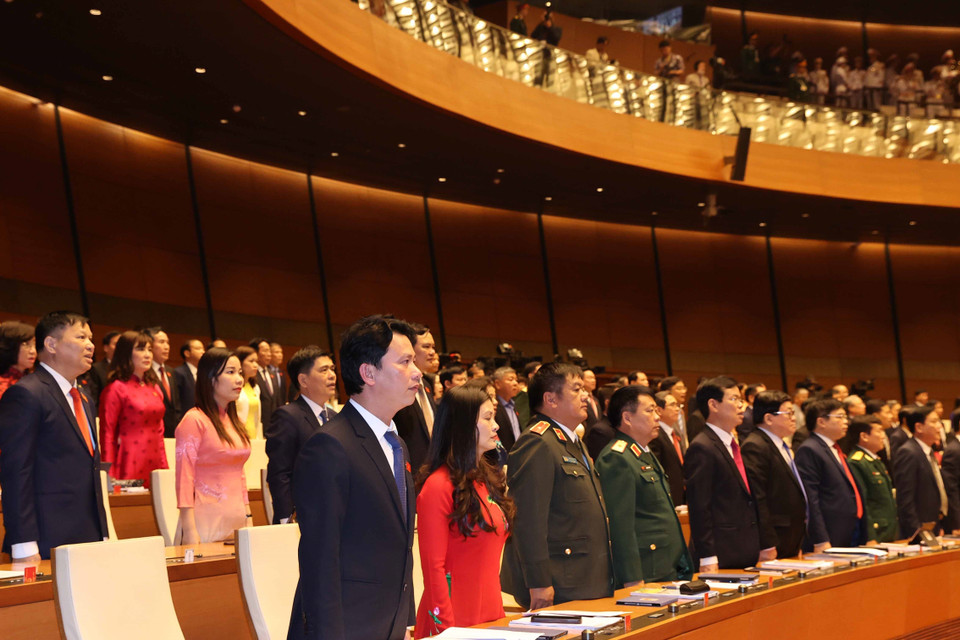 Các đại biểu Quốc hội chào cờ, khai mạc Kỳ họp thứ 11, Quốc hội khoá XIV. (Ảnh: Thống Nhất/TTXVN)