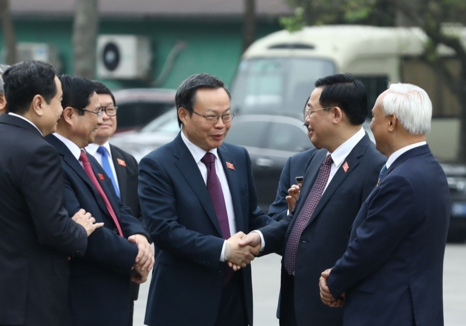 Các đại biểu Quốc hội trước giờ khai mạc kỳ họp lần thứ 11. (Ảnh: Văn Điệp/TTXVN)