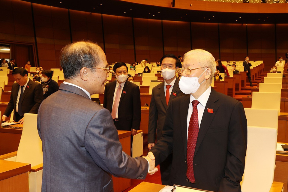 Tổng Bí thư Nguyễn Phú Trọng với nguyên Chủ tịch Quốc hội Nguyễn Sinh Hùng tại phiên khai mạc. (Ảnh: Trí Dũng/TTXVN)