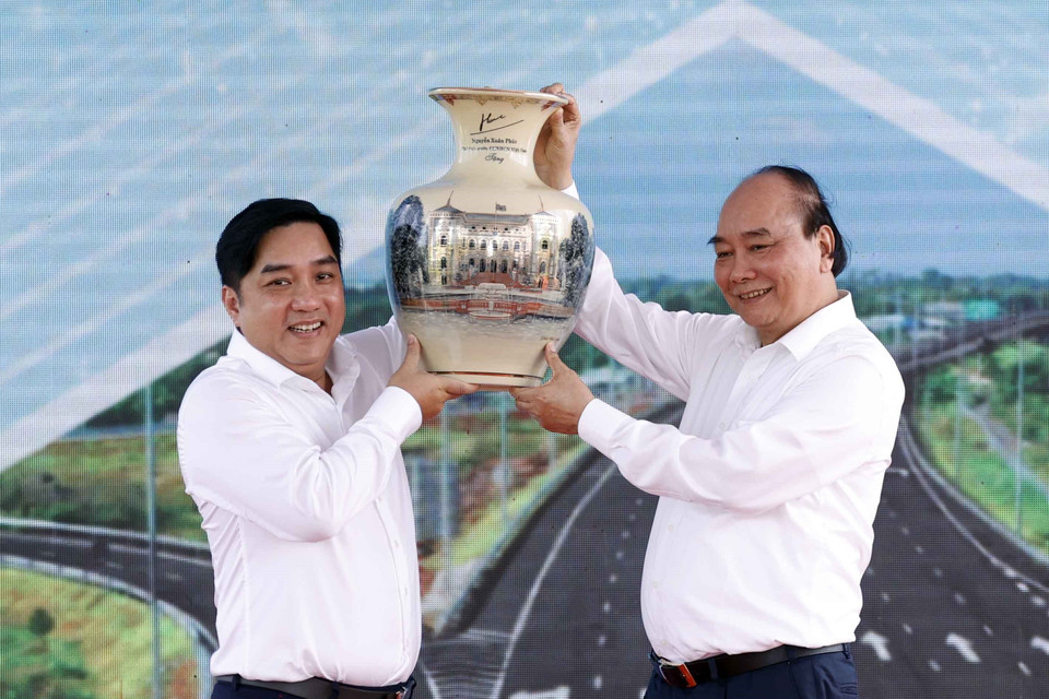 Chủ tịch nước Nguyễn Xuân Phúc tặng quà lưu niệm cho Tập đoàn Đèo Cả (đơn vị thi công dự án). (Ảnh: Thống Nhất/TTXVN)