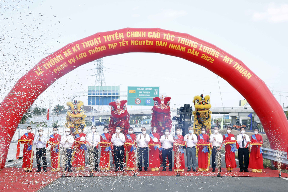 Chủ tịch nước Nguyễn Xuân Phúc cùng các đại biểu thực hiện nghi thức thông xe. (Ảnh: Thống Nhất/TTXVN)