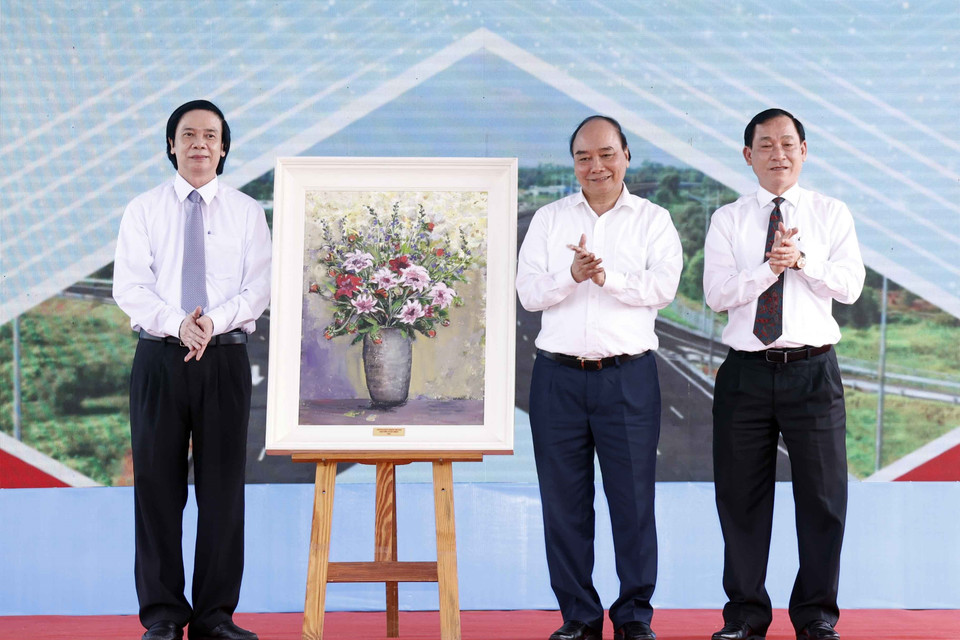 Chủ tịch nước Nguyễn Xuân Phúc tặng quà lưu niệm cho tỉnh Tiền Giang. (Ảnh: Thống Nhất/TTXVN)