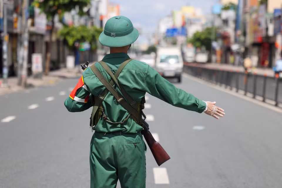 Lực lượng quân sự, biên phòng và công an TP sẽ phối hợp chặt chẽ với những cơ quan đơn vị liên quan thực hiện chốt chặn, tuần tra, kiểm soát người, phương tiện cũng như ở khu vực, trạm kiểm soát dịch bệnh. (Ảnh: Ngô Trần Hải An/Vietnam+)