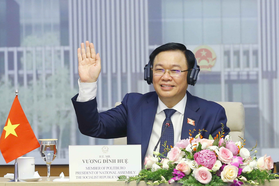 Chủ tịch Quốc hội Vương Đình Huệ chào Ngài Abdul Rahman Taib, Chủ tịch Hội đồng lập pháp Brunei Darussalam, Chủ tịch AIPA 2021. (Ảnh: Doãn Tấn/TTXVN)