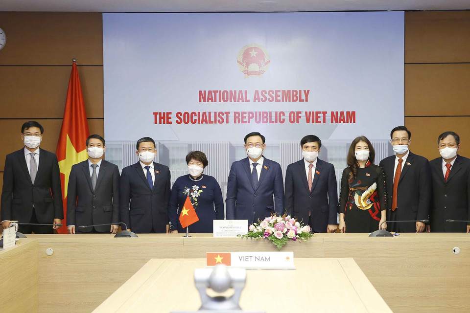 Chủ tịch Quốc hội Vương Đình Huệ với các đại biểu dự hội đàm trực tuyến. (Ảnh: Doãn Tấn/TTXVN)