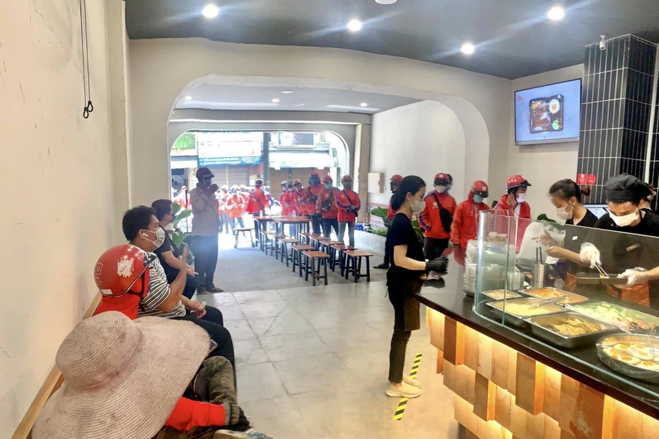 Một tiệm cơm tấm tại Quận 5 vẫn chỉ chủ yếu bán mang về và giao hàng tận nhà. (Ảnh: Hồng Giang/TTXVN)