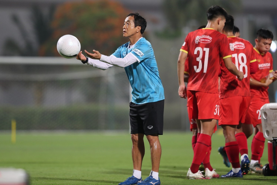 Trợ lý Lee Young-jin tại buổi tập. (Ảnh: Hoàng Linh/TTXVN)