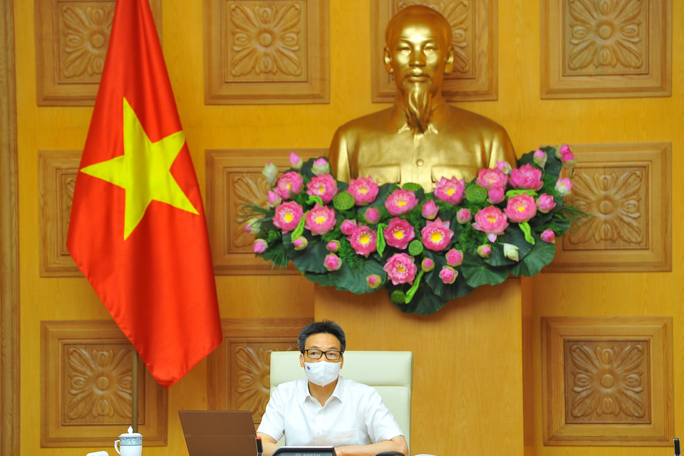 Phó Thủ tướng Chính phủ Vũ Đức Đam chủ trì cuộc họp đánh giá tình hình công tác phòng, chống dịch COVID-19 trên cả nước, nhất là các tỉnh, thành phố đang thực hiện Chỉ thị 16/CT-TTg của Thủ tướng Chính phủ. (Ảnh: Minh Đức/TTXVN)