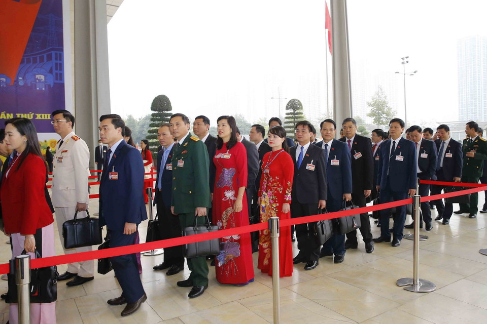 Đoàn đại biểu Khối các cơ quan Trung ương đến dự Đại hội sáng 28/1. (Ảnh: TTXVN)