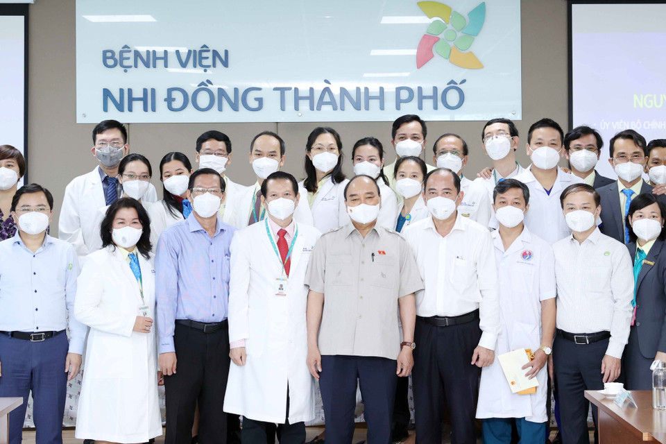 Chủ tịch nước Nguyễn Xuân Phúc với tập thể các y, bác sỹ Bệnh viện Nhi đồng Thành phố Hồ Chí Minh. (Ảnh: Thống Nhất/TTXVN)