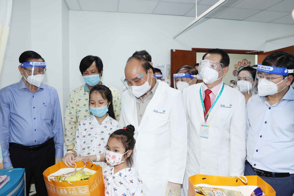 Chủ tịch nước Nguyễn Xuân Phúc thăm và tặng quà cho các bệnh nhi tại Bệnh viện Nhi đồng Thành phố Hồ Chí Minh. (Ảnh: Thống Nhất/TTXVN)