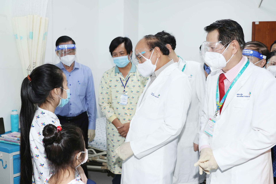 Chủ tịch nước Nguyễn Xuân Phúc hỏi thăm các bệnh nhi. (Ảnh: Thống Nhất/TTXVN)