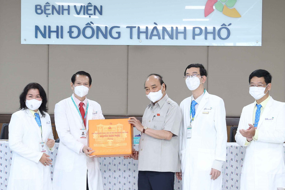 Chủ tịch nước Nguyễn Xuân Phúc tặng quà cho Bệnh viện Nhi đồng Thành phố Hồ Chí Minh. (Ảnh: Thống Nhất/TTXVN)