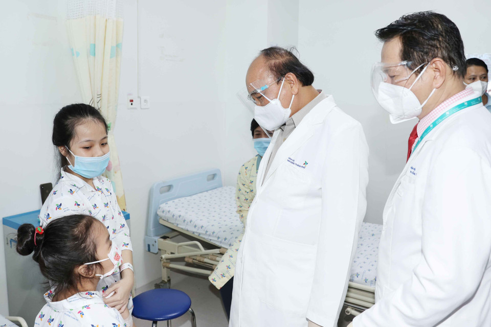 Chủ tịch nước Nguyễn Xuân Phúc trò chuyện với các bệnh nhi đang được điều trị tại Bệnh viện Nhi đồng Thành phố Hồ Chí Minh. (Ảnh: Thống Nhất/TTXVN)