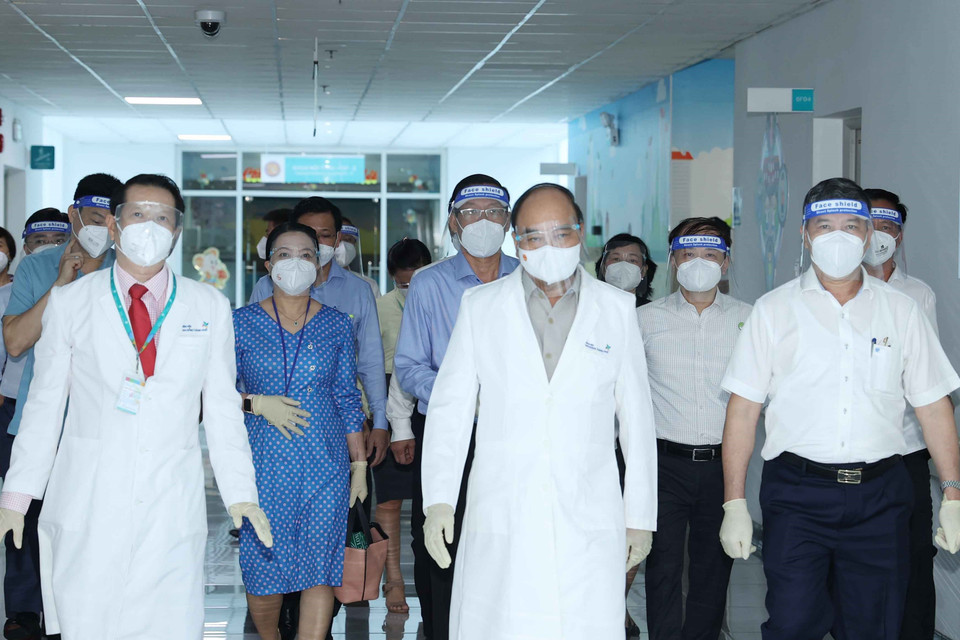 Chủ tịch nước Nguyễn Xuân Phúc đến thăm Bệnh viện Nhi đồng Thành phố Hồ Chí Minh. (Ảnh: Thống Nhất/TTXVN)
