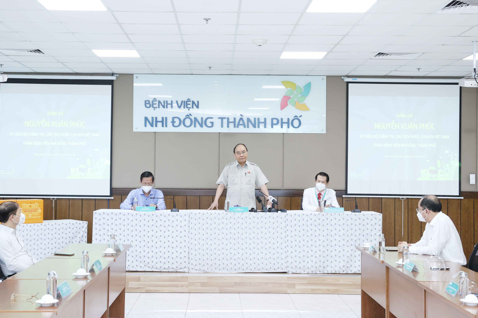 Chủ tịch nước Nguyễn Xuân Phúc nói chuyện với các y, bác sỹ Bệnh viện Nhi đồng Thành phố Hồ Chí Minh. (Ảnh: Thống Nhất/TTXVN)