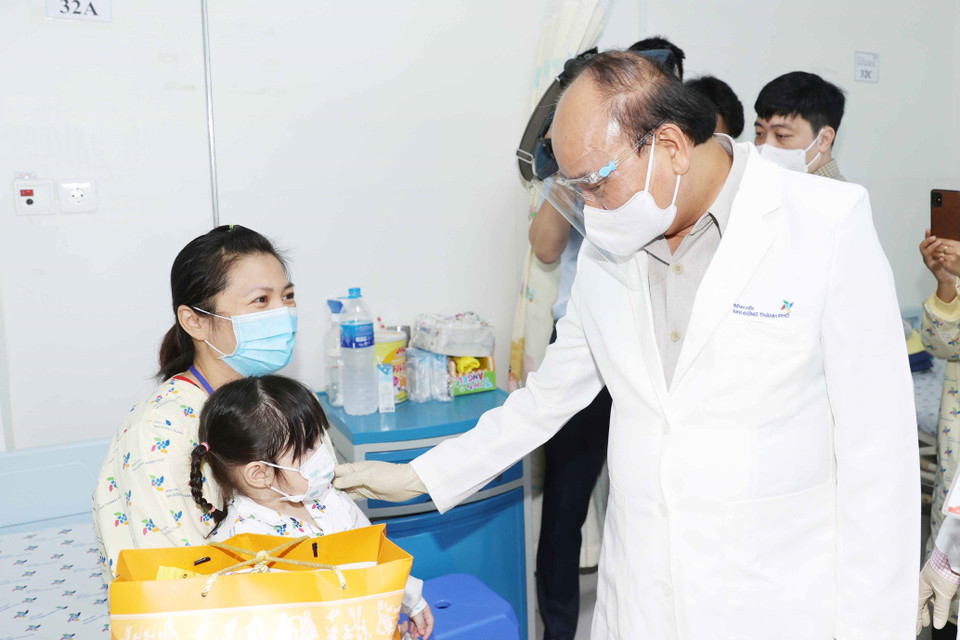 Chủ tịch nước Nguyễn Xuân Phúc thăm và tặng quà cho các bệnh nhi đang được điều trị tại Bệnh viện Nhi đồng Thành phố Hồ Chí Minh. (Ảnh: Thống Nhất/TTXVN)