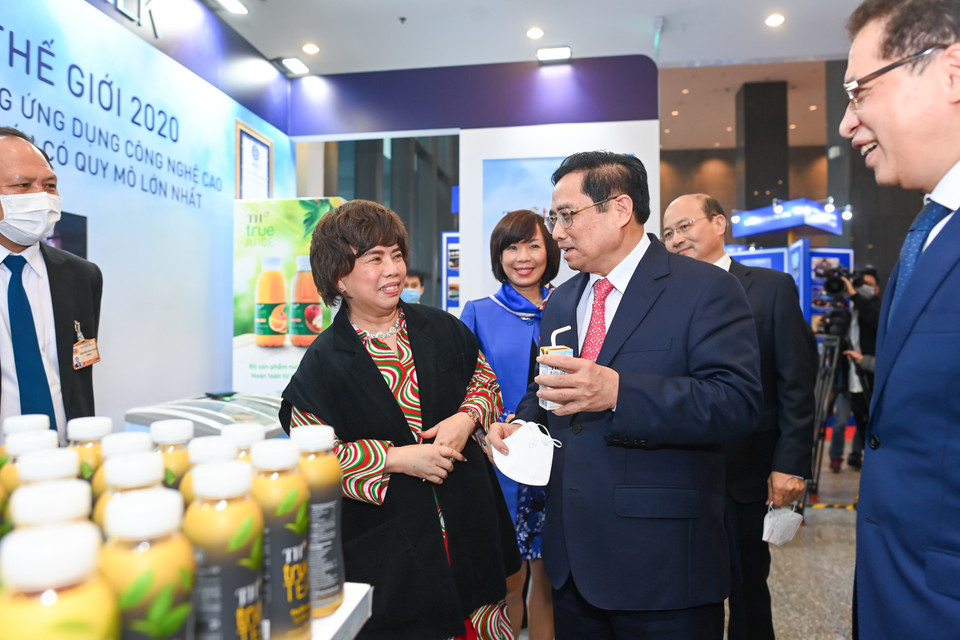 Thủ tướng tới thăm gian hàng của TH trong khuôn khổ Hội nghị Ngoại giao lần thứ 31. (Ảnh: Lê Minh Sơn/Vietnam+)