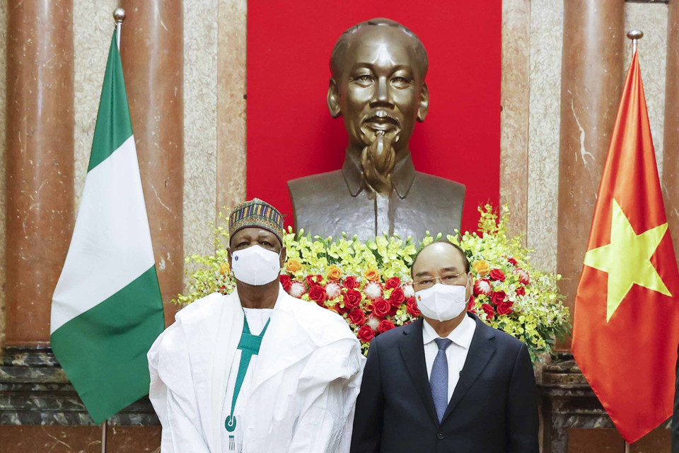 Chủ tịch nước Nguyễn Xuân Phúc và Đại sứ Nigieria Hassan Adamu Mamani tại Lễ trình Quốc thư. (Ảnh: Thống Nhất/TTXVN)