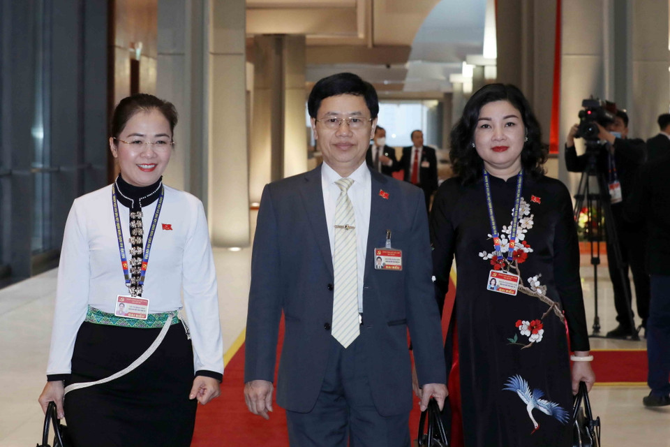 Các đại biểu đoàn Đảng bộ tỉnh Nghệ An đến dự phiên họp sáng 30/1. (Ảnh: TTXVN)