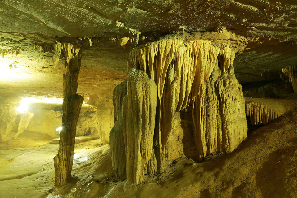Động Ngườm Ngao có nhiều nhũ đá và măng đá với các hình dạng phong phú đa dạng, là một trong những hang động đẹp nổi tiếng tại Việt Nam. (Ảnh: Vũ Sinh/TTXVN)