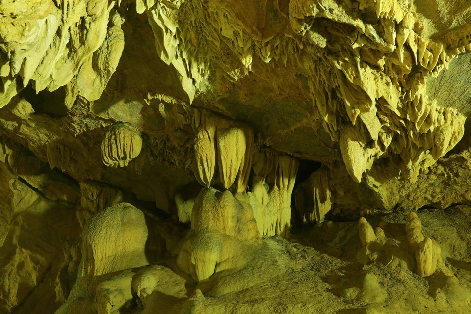 Động Ngườm Ngao có nhiều nhũ đá và măng đá với các hình dạng phong phú đa dạng, là một trong những hang động đẹp nổi tiếng tại Việt Nam. (Ảnh: Vũ Sinh/TTXVN)